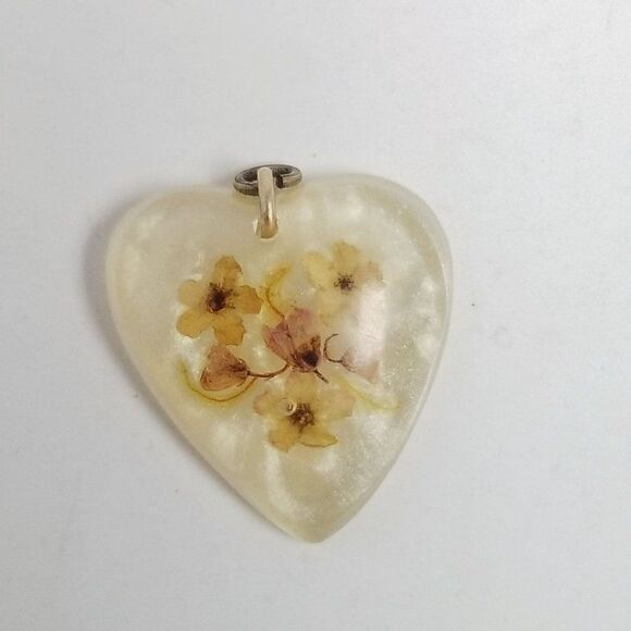 Vintage Heart Pendant with Little Pressed Flowers, Cream Lucite Sweetheart - Picture 6 of 6
